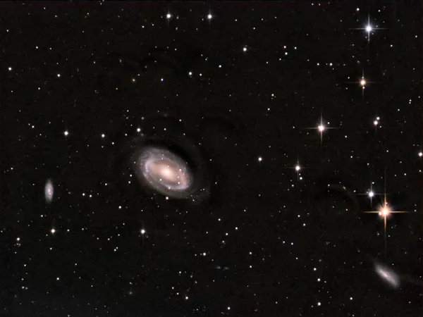 Galaxie NGC 4725